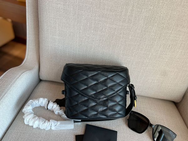 classic box bag fashion shoulder bag luxury women designer handbag with diagonal body ring pattern clamshell purse metal locking buckle 
classic box bag fashion shoulder bag luxury women designer handbag with diagonal body ring pattern clamshell purse metal locking buckle