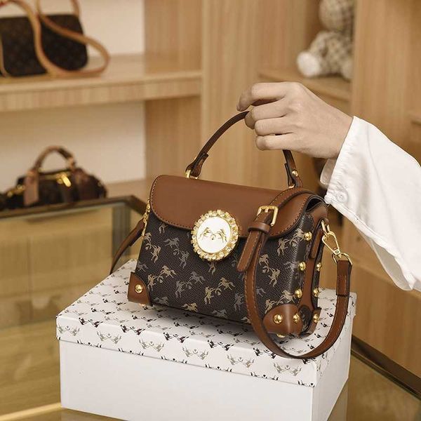 2023 high end luxury handbag small design color contrast square box temperament one shoulder messenger
2023 high end luxury handbag small design color contrast square box temperament one shoulder messenger