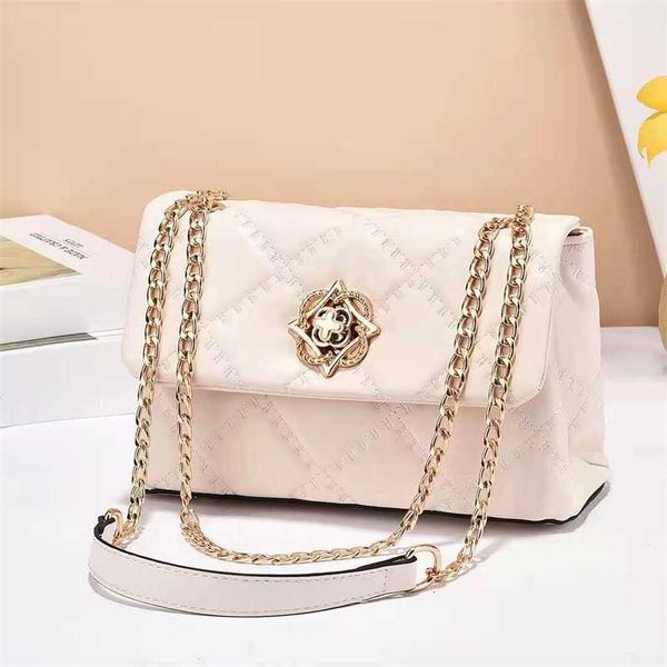 one shoulder womenbag small design chain diagonal cross square in autumn and winter of 2022
one shoulder womenbag small design chain diagonal cross square in autumn and winter of 2022