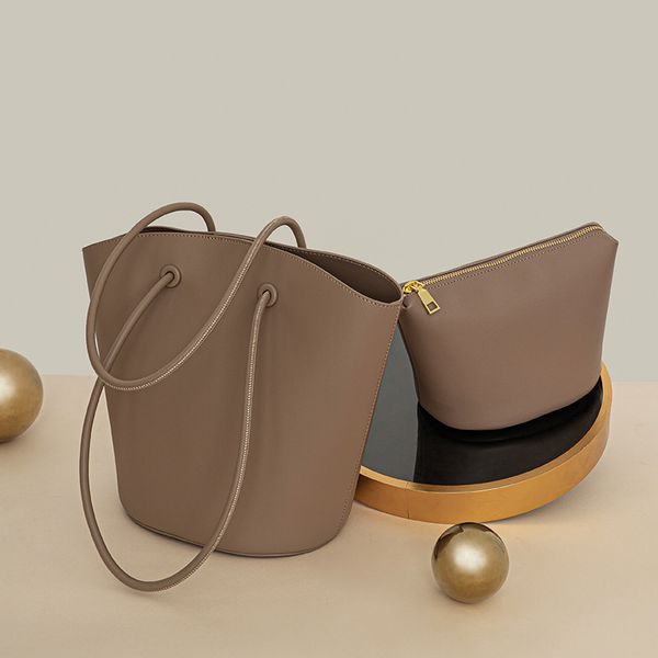 2022 tote bags for women large wings large capacity female leather designers fashion black casual mother and son shoulder bag series 32cm
2022 tote bags for women large wings large capacity female leather designers fashion black casual mother and son shoulder bag series 32cm