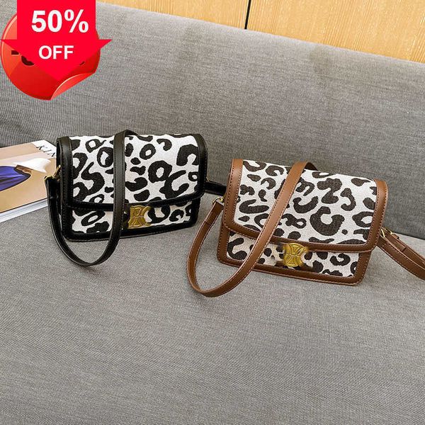 designer bags 2023 new lock buckle small square tofu pu single shoulder msenger bag old flower female factory direct sale purses ladies hand
designer bags 2023 new lock buckle small square tofu pu single shoulder msenger bag old flower female factory direct sale purses ladies hand