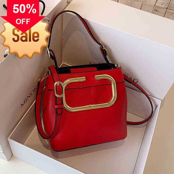 designer bags new women's metal letter v bucket simple fashion one shoulder oblique straddle net red same handbagtote factory direct sa
designer bags new women's metal letter v bucket simple fashion one shoulder oblique straddle net red same handbagtote factory direct sa