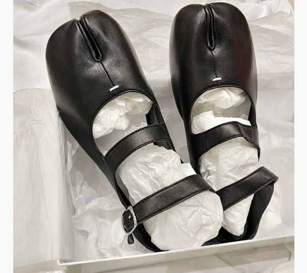 casual shoes high end goods 2022 autumn new split toe flat shoes mm6 single shoes women ballet size 35-40, Black
casual shoes high end goods 2022 autumn new split toe flat shoes mm6 single shoes women ballet size 35-40, Black
