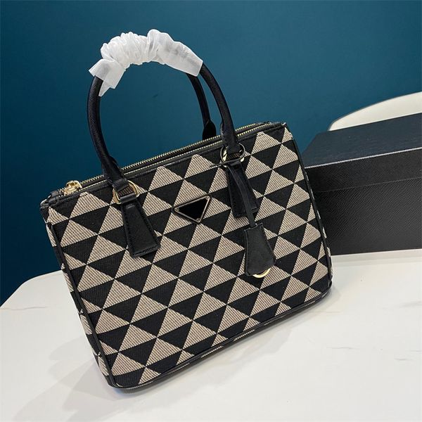designer cross body fashion bags luxury brand casual shoulder bags classic letters stripes women handbags purse wallet
designer cross body fashion bags luxury brand casual shoulder bags classic letters stripes women handbags purse wallet