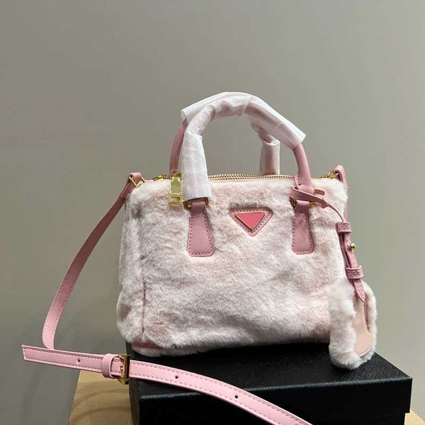 new tote bag p triangle logo totes women plush designer bag winter designer crossbody handbag large capacity shoulder shopper bags soft purs
new tote bag p triangle logo totes women plush designer bag winter designer crossbody handbag large capacity shoulder shopper bags soft purs