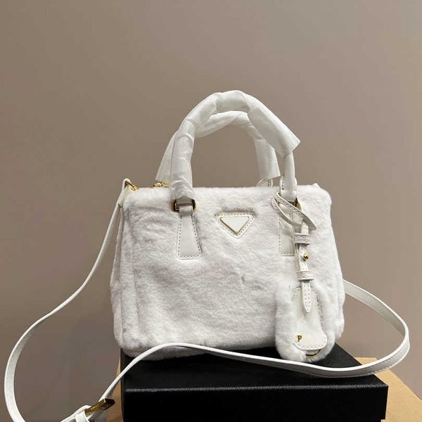 plush tote bag totes pbag triangle designer bag winter women designers handbag crossbody bags large capacity shoulder shopper bags soft wall
plush tote bag totes pbag triangle designer bag winter women designers handbag crossbody bags large capacity shoulder shopper bags soft wall