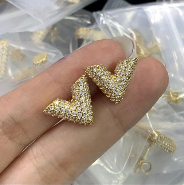 new designed women silver dangle stud earring v letter full diamonds brass 18k gold plating ladies pendants earrings hoops designer jewelry, Golden;silver
new designed women silver dangle stud earring v letter full diamonds brass 18k gold plating ladies pendants earrings hoops designer jewelry, Golden;silver