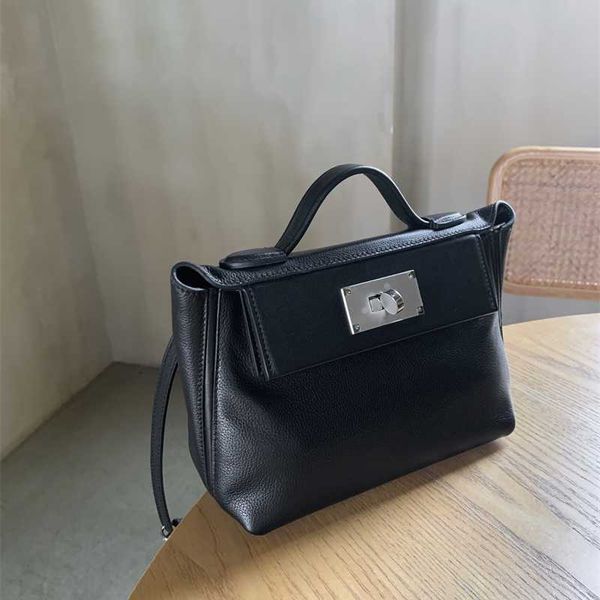 herme bags women's layer cowhide mini2424 kelli bag weima dog color single shoulder diagonal straddle portable high sense
herme bags women's layer cowhide mini2424 kelli bag weima dog color single shoulder diagonal straddle portable high sense