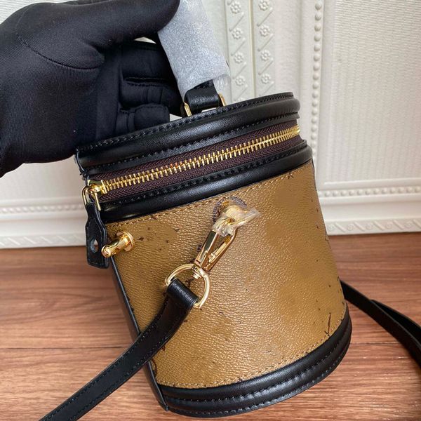 designer cosmetic bag fashion luxury women's bag bucket leather classic old flower handbag style crossbody bag single letter an
designer cosmetic bag fashion luxury women's bag bucket leather classic old flower handbag style crossbody bag single letter an