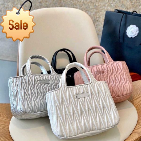 women's luxury designer handbags 2023 new miu fashion pleated tote bags portable multifunctional one shoulder bag gift box packaging fa
women's luxury designer handbags 2023 new miu fashion pleated tote bags portable multifunctional one shoulder bag gift box packaging fa