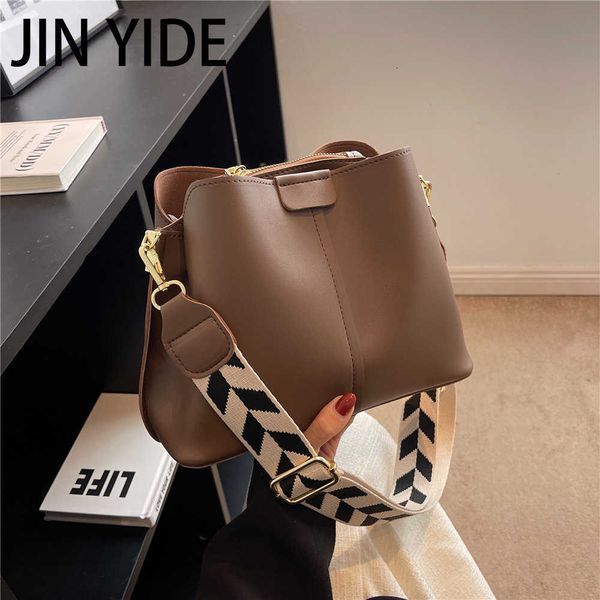 luxury designer wide strap bucket small women handbags autumn 2023 fashion simple large capacity ladies shoulder crossbody bags
luxury designer wide strap bucket small women handbags autumn 2023 fashion simple large capacity ladies shoulder crossbody bags