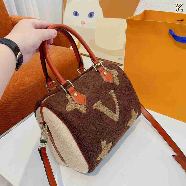5a women handbag luxury shoulder bag designer plush cross body fashion letter embroidery classic handbags small luggage bags
5a women handbag luxury shoulder bag designer plush cross body fashion letter embroidery classic handbags small luggage bags