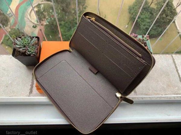 2023 zipper wallet fashion cards and coins famous designer men leather purse card holders long business with box and dust bags, Red;black
2023 zipper wallet fashion cards and coins famous designer men leather purse card holders long business with box and dust bags, Red;black