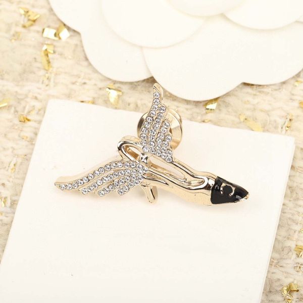 2023 luxury quality charm brooch with sparkly diamond and black color enamel in 18k gold plated have box stamp ps7468a, Gray
2023 luxury quality charm brooch with sparkly diamond and black color enamel in 18k gold plated have box stamp ps7468a, Gray