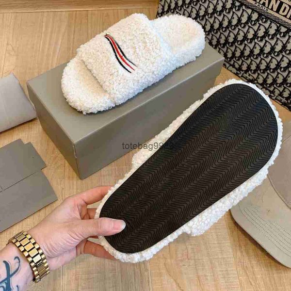fashion luxury slippers designer slide winter warm wool furry slides women shoes letters black white orange pink fur
fashion luxury slippers designer slide winter warm wool furry slides women shoes letters black white orange pink fur