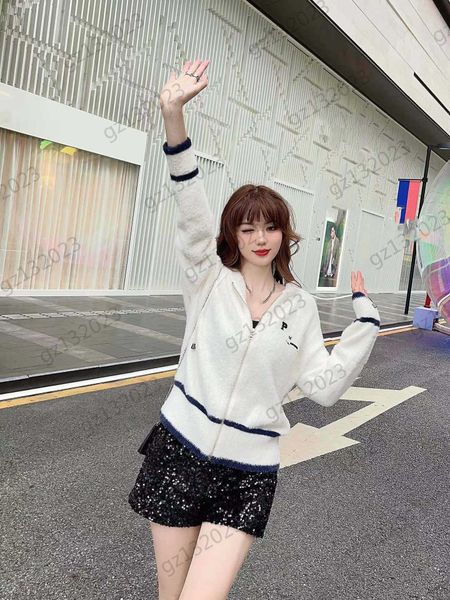 womens sweaters soft ermine fabric chest letter embroidery knitted cardigan zipper flap short hooded joker knitwear designer brand women clo, White;black
womens sweaters soft ermine fabric chest letter embroidery knitted cardigan zipper flap short hooded joker knitwear designer brand women clo, White;black