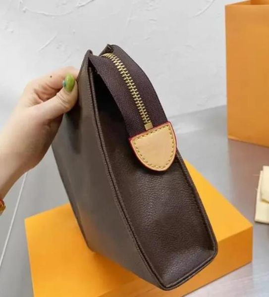2022 Luxurys Designer Cosmetic Bag New Fashion Protection Makeup Clutch Women Men PU Leather Travel Dust Bags 25cm, Brown
2022 Luxurys Designer Cosmetic Bag New Fashion Protection Makeup Clutch Women Men PU Leather Travel Dust Bags 25cm, Brown