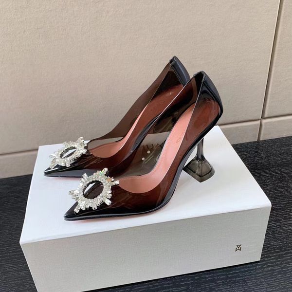 muaddi begum amina clear pvc pumps shoes crystal-embellished spool stiletto heels sandals slip-on chaussures women luxurys designers dress b, Black 
muaddi begum amina clear pvc pumps shoes crystal-embellished spool stiletto heels sandals slip-on chaussures women luxurys designers dress b, Black