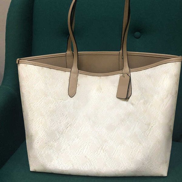 shoulder bags 2022 new bag designer women's classic carriage printed double-sided shopping open large capacity portable one shoulder to 
shoulder bags 2022 new bag designer women's classic carriage printed double-sided shopping open large capacity portable one shoulder to