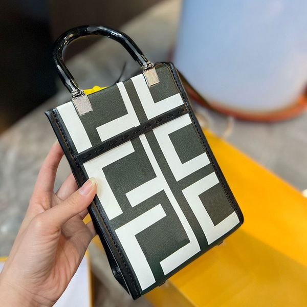 mini tote bags crossbody bag women handbag cobranded purse plain under arm shoulder bag fashion spray letters print hasp hardware detachable
mini tote bags crossbody bag women handbag cobranded purse plain under arm shoulder bag fashion spray letters print hasp hardware detachable