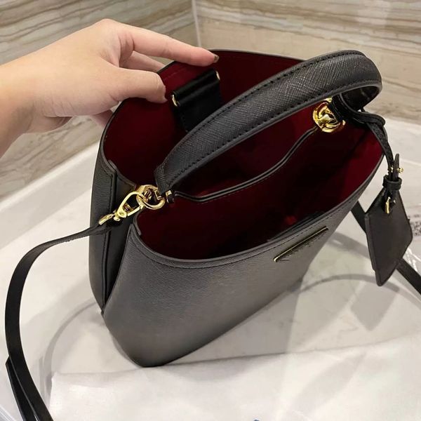 luxury designer brand fashion shoulder bucket lady bags handbags women chain phone purse drawstring bag classic wallet cross, Black;red
luxury designer brand fashion shoulder bucket lady bags handbags women chain phone purse drawstring bag classic wallet cross, Black;red