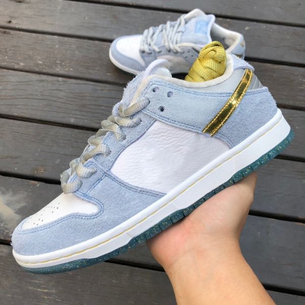 2023 authentic sean cliver dunks shoes holiday special low white/psychic blue-metallic gold velvety suede men women sports sneakers dc9936-1
2023 authentic sean cliver dunks shoes holiday special low white/psychic blue-metallic gold velvety suede men women sports sneakers dc9936-1