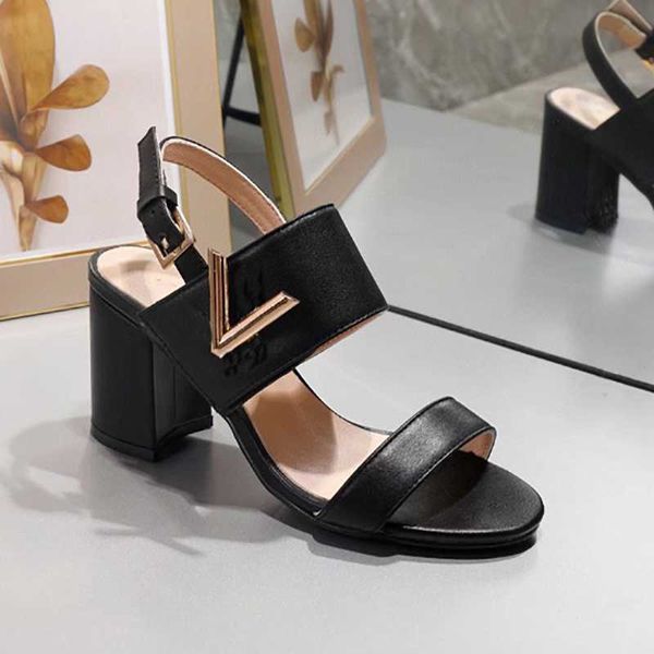 2022 women lock it sandals designer high heels leather one-strap sandals black white pumps summer beach wedding dress shoes with box 328
2022 women lock it sandals designer high heels leather one-strap sandals black white pumps summer beach wedding dress shoes with box 328