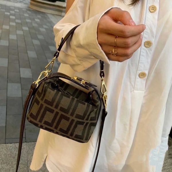 designer fend ff bag tote shoulder handbag fashion luxurious messenger bag womans old flower pillow portable retro student fd canvas bag
designer fend ff bag tote shoulder handbag fashion luxurious messenger bag womans old flower pillow portable retro student fd canvas bag
