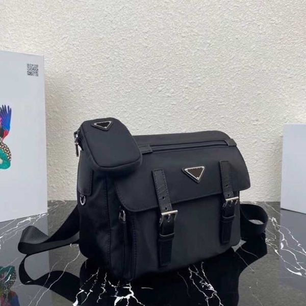 big bag borsa a tracolla in re nylon designer postman bag flap smalto metallo triangolo logo con tasca e grande scomparto uomo e donna vacan
big bag borsa a tracolla in re nylon designer postman bag flap smalto metallo triangolo logo con tasca e grande scomparto uomo e donna vacan