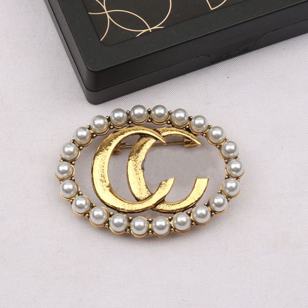 Luxury Brand Designer Letters Pins Brooches Famous Women Gold Silver Crysatl Pearl Rhinestone Cape Buckle Brooch Suit Pin Wedding Party
Luxury Brand Designer Letters Pins Brooches Famous Women Gold Silver Crysatl Pearl Rhinestone Cape Buckle Brooch Suit Pin Wedding Party