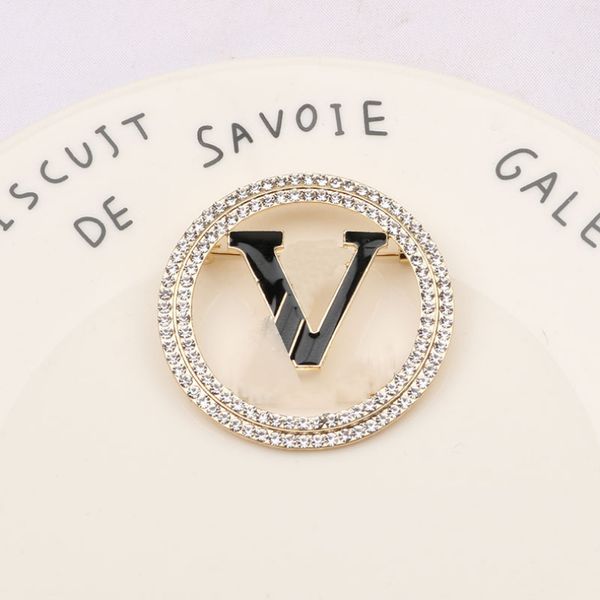 Luxury Brand Designer Letter Pins Brooches Womens Gold Silver Crysatl Pearl Rhinestone Cape Buckle Brooch Suit Pin Wedding Party Jewerlry
Luxury Brand Designer Letter Pins Brooches Womens Gold Silver Crysatl Pearl Rhinestone Cape Buckle Brooch Suit Pin Wedding Party Jewerlry