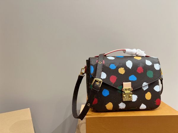2023 women's shoulder bag designer new design graffiti mailman bag portable size 23cm
2023 women's shoulder bag designer new design graffiti mailman bag portable size 23cm