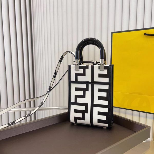 totes handbags shoulder bags evening bag leather material amber double handle large capacity letter decorative men women universal designer
totes handbags shoulder bags evening bag leather material amber double handle large capacity letter decorative men women universal designer