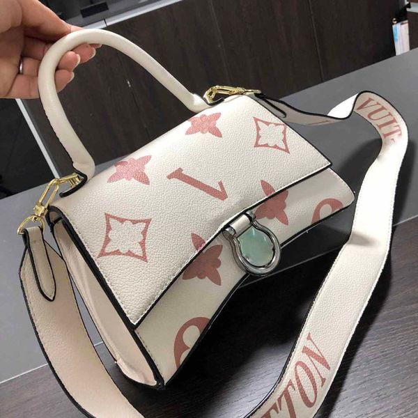 bags totes handbag designer bag women classic imitation luxury brand printing big logo letter style one shoulder hourglass bag fashion chain
bags totes handbag designer bag women classic imitation luxury brand printing big logo letter style one shoulder hourglass bag fashion chain