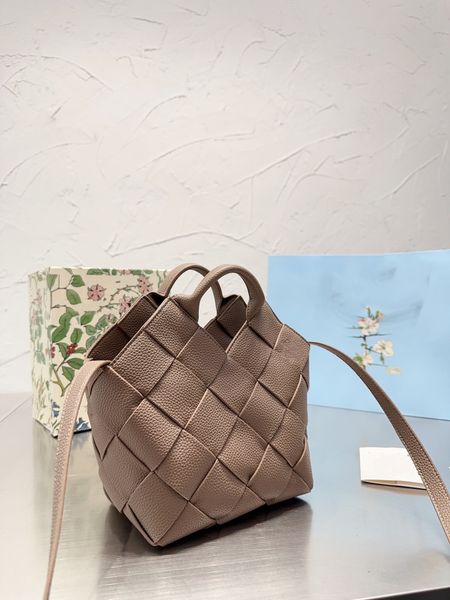 2022 vintage classic appearance explosion watch luo yiwei women's bag handheld crossbody
2022 vintage classic appearance explosion watch luo yiwei women's bag handheld crossbody