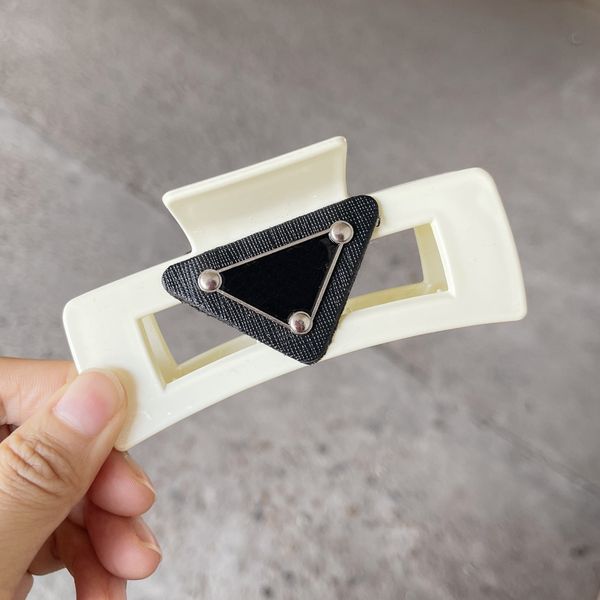 luxury designer hair clip women men 2color black white brand triangle letter acrylic headband fashion sport hairpin headwraps for square, Silver
luxury designer hair clip women men 2color black white brand triangle letter acrylic headband fashion sport hairpin headwraps for square, Silver