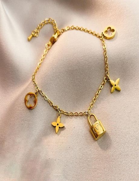 women039s unfade bracelet clover lock fashion titanium steel hand jewelry8277613, Golden;silver 
women039s unfade bracelet clover lock fashion titanium steel hand jewelry8277613, Golden;silver