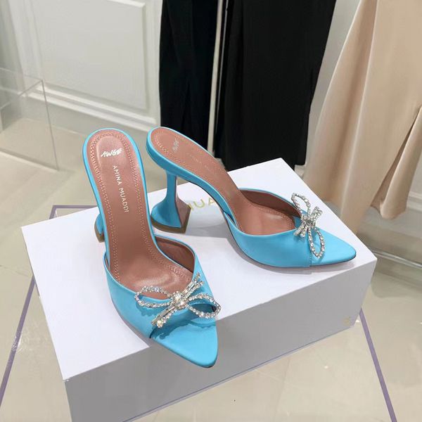 muaddi awge slippers amina bow crystal embellished rhinestone mules spool heels sandals women summer luxury designers shoes sandal factory f, Black
muaddi awge slippers amina bow crystal embellished rhinestone mules spool heels sandals women summer luxury designers shoes sandal factory f, Black