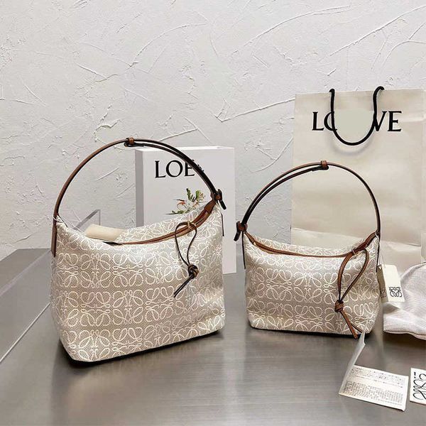 2022 winter cubi fashion embroidery handbag one shoulder middle ancient bag cowhide canvas underarm old flower rice
2022 winter cubi fashion embroidery handbag one shoulder middle ancient bag cowhide canvas underarm old flower rice