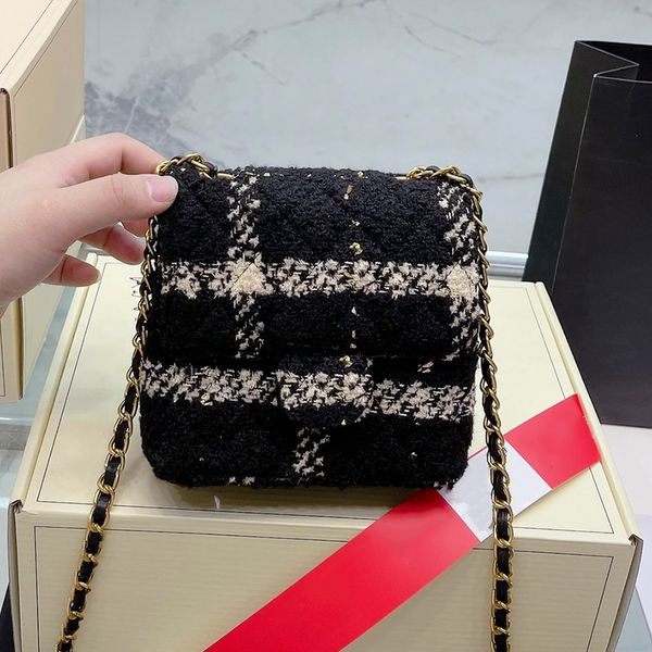 flap mini two-tone tweed shoulder bags quilted soft fluffy woolen splicing designer handbag gold hardware coin purses with chain crossbody p
flap mini two-tone tweed shoulder bags quilted soft fluffy woolen splicing designer handbag gold hardware coin purses with chain crossbody p