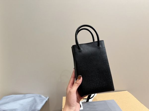 2022 designer of choice black classic new small phone bag can easily handle various styles
2022 designer of choice black classic new small phone bag can easily handle various styles