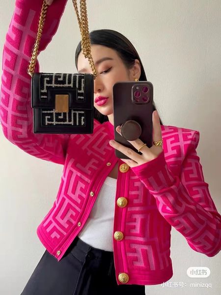 balm new women's brand jacket 2023 spring jacket fashion ootd logo metal buckle coat print knitting cardigan designer high-grade casual, Black;brown
balm new women's brand jacket 2023 spring jacket fashion ootd logo metal buckle coat print knitting cardigan designer high-grade casual, Black;brown