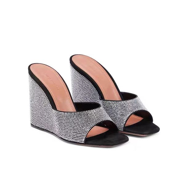 amina muaddi gilda rhinestone-encrustedslopeheel slippers 95mm crystal high heels open toes slip-on slides leather outsole sandals for women, Black
amina muaddi gilda rhinestone-encrustedslopeheel slippers 95mm crystal high heels open toes slip-on slides leather outsole sandals for women, Black