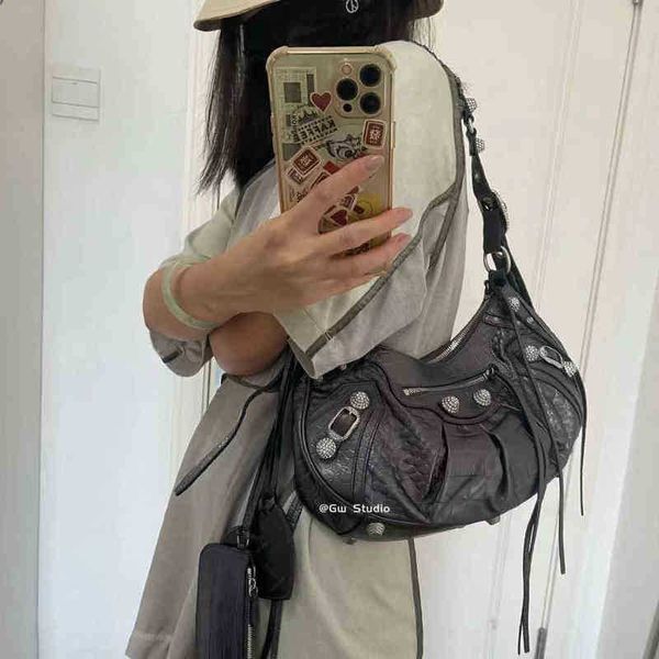 designer luxury womens bag balencigas handbag b-shaped paris single shoulder messenger fashion square gift shoulder oblique span versatile h
designer luxury womens bag balencigas handbag b-shaped paris single shoulder messenger fashion square gift shoulder oblique span versatile h
