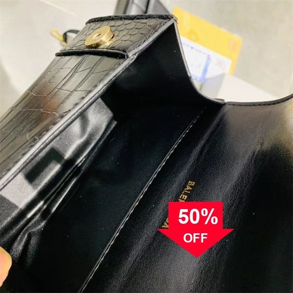 luxury designer balencaigass bags new hourglass women's leisure personalized single shoulder messenger black crocodile pattern small sq
luxury designer balencaigass bags new hourglass women's leisure personalized single shoulder messenger black crocodile pattern small sq