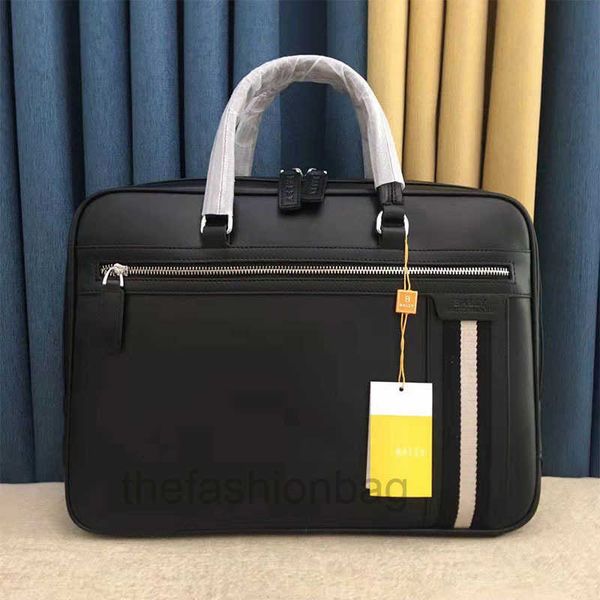 luxurymen's briefcase casual business fashion trend leather bag 
luxurymen's briefcase casual business fashion trend leather bag