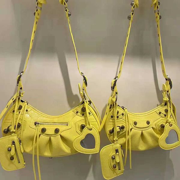 designer luxury womens bag balencigas handbag b-shaped paris single shoulder messenger fashion square gift shoulder oblique span versatile h
designer luxury womens bag balencigas handbag b-shaped paris single shoulder messenger fashion square gift shoulder oblique span versatile h