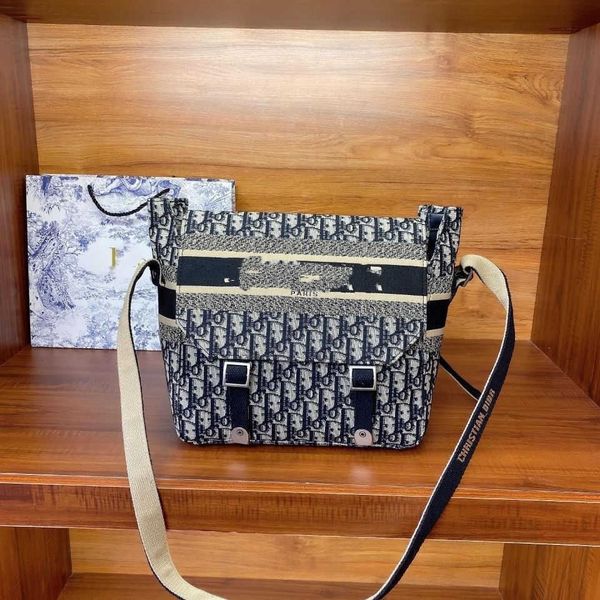 embroidered knitted canvas shoulder bag can be used for shoulder back or cross linking
embroidered knitted canvas shoulder bag can be used for shoulder back or cross linking