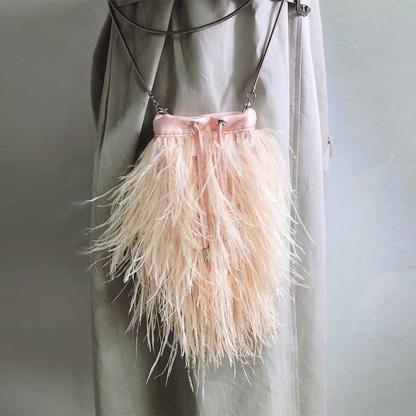 luxury ostrich feather handle bag female wallet retro lux shoulder fashion feathers chain crossbody clutch s3067 221101
luxury ostrich feather handle bag female wallet retro lux shoulder fashion feathers chain crossbody clutch s3067 221101