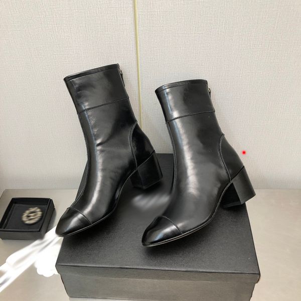 2023 women shoes designer boots desert boot flamingos love arrow real leather medal coarse non-slip winter shoe size eu35-40 -l052, Black
2023 women shoes designer boots desert boot flamingos love arrow real leather medal coarse non-slip winter shoe size eu35-40 -l052, Black